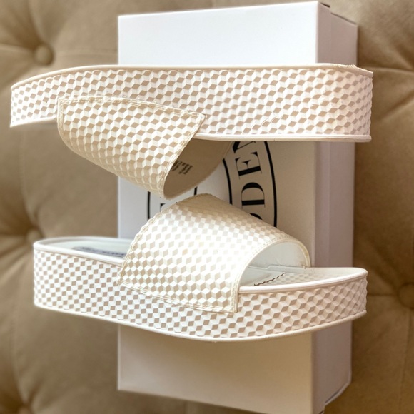 SOLD PREL💕VED STEVE MADDEN WHITE FLATFORM - Picture 5 of 7